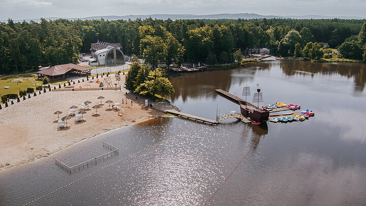 widok na jezioro i hotel